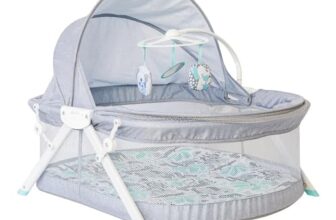 Infantino Sweet Dreams Fold & Go Bedside Bassinet, Lightweight Portable Baby Sleeping Bed, Quick Fold and Easy to Carry, Adjustable Canopy, Indoor and Outdoor Crib for Bebies